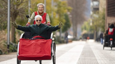 Acompanya la gent gran a passejar en bici per Barcelona